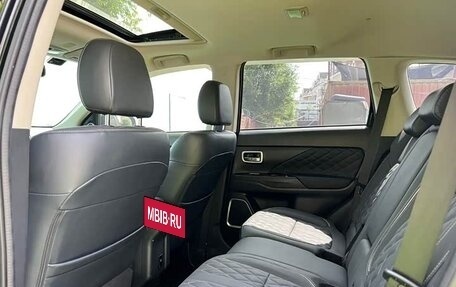 Mitsubishi Outlander III рестайлинг 3, 2022 год, 1 630 000 рублей, 8 фотография