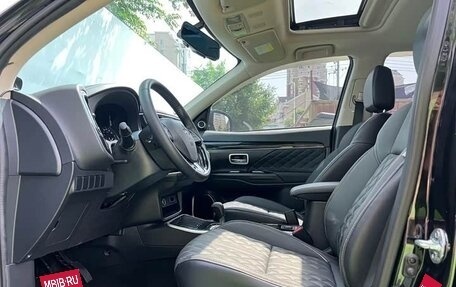 Mitsubishi Outlander III рестайлинг 3, 2022 год, 1 630 000 рублей, 7 фотография