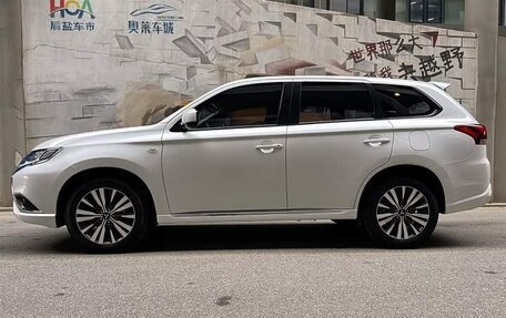 Mitsubishi Outlander III рестайлинг 3, 2022 год, 1 570 000 рублей, 3 фотография