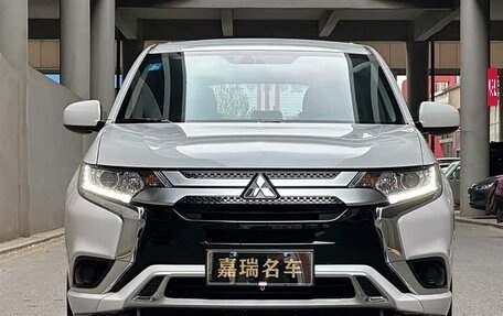 Mitsubishi Outlander III рестайлинг 3, 2022 год, 1 570 000 рублей, 2 фотография