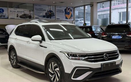 Volkswagen Tiguan II, 2022 год, 2 270 000 рублей, 3 фотография