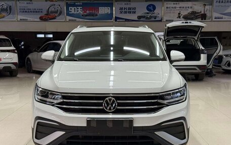 Volkswagen Tiguan II, 2022 год, 2 270 000 рублей, 2 фотография