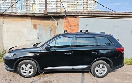 Mitsubishi Outlander III рестайлинг 3, 2017 год, 1 400 000 рублей, 4 фотография