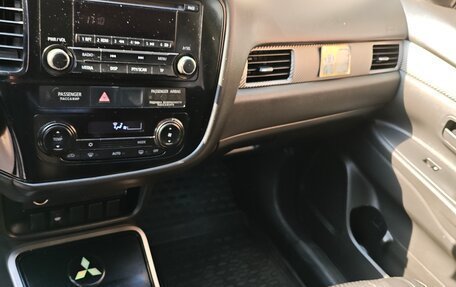 Mitsubishi Outlander III рестайлинг 3, 2017 год, 1 400 000 рублей, 9 фотография