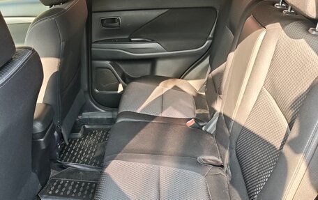 Mitsubishi Outlander III рестайлинг 3, 2017 год, 1 400 000 рублей, 10 фотография