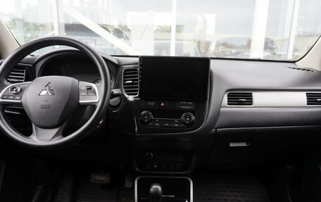Mitsubishi Outlander III рестайлинг 3, 2017 год, 1 999 000 рублей, 12 фотография