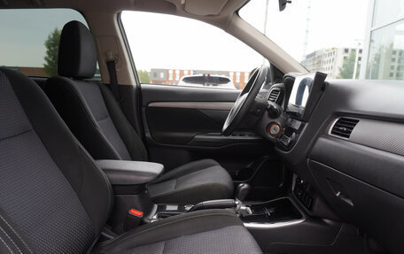 Mitsubishi Outlander III рестайлинг 3, 2017 год, 1 999 000 рублей, 18 фотография