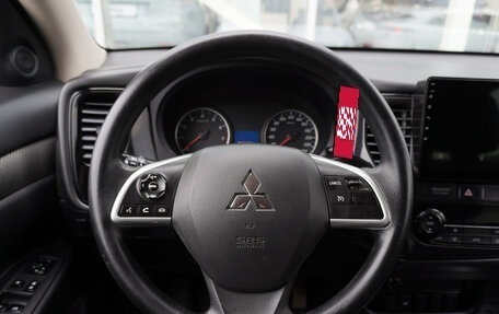 Mitsubishi Outlander III рестайлинг 3, 2017 год, 1 999 000 рублей, 13 фотография
