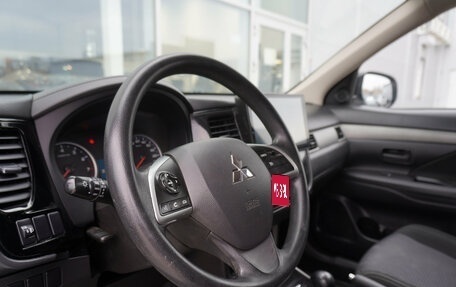 Mitsubishi Outlander III рестайлинг 3, 2017 год, 1 999 000 рублей, 11 фотография