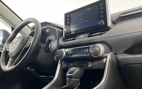 Toyota RAV4, 2021 год, 3 700 000 рублей, 24 фотография