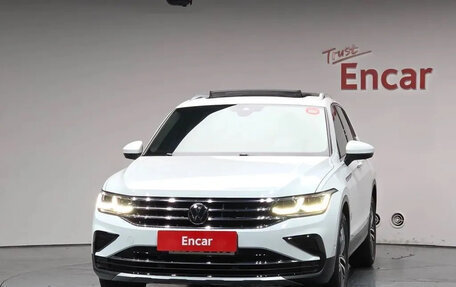 Volkswagen Tiguan II, 2022 год, 3 765 000 рублей, 2 фотография