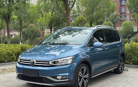 Volkswagen Touran III, 2022 год, 1 870 000 рублей, 1 фотография