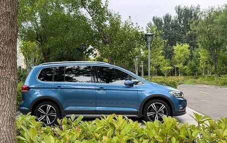 Volkswagen Touran III, 2022 год, 1 870 000 рублей, 4 фотография