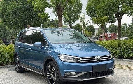 Volkswagen Touran III, 2022 год, 1 870 000 рублей, 3 фотография