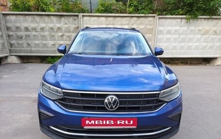 Volkswagen Tiguan II, 2021 год, 2 350 000 рублей, 2 фотография