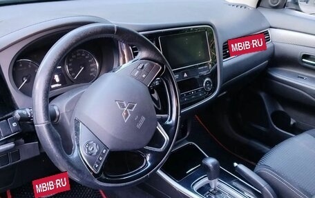 Mitsubishi Outlander III рестайлинг 3, 2018 год, 1 560 000 рублей, 8 фотография