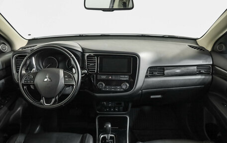 Mitsubishi Outlander III рестайлинг 3, 2017 год, 1 949 000 рублей, 11 фотография
