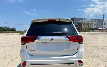 Mitsubishi Outlander III рестайлинг 3, 2022 год, 1 590 000 рублей, 5 фотография