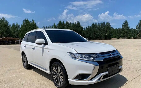 Mitsubishi Outlander III рестайлинг 3, 2022 год, 1 590 000 рублей, 3 фотография
