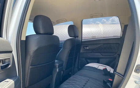 Mitsubishi Outlander III рестайлинг 3, 2022 год, 1 590 000 рублей, 8 фотография
