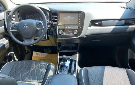 Mitsubishi Outlander III рестайлинг 3, 2022 год, 1 590 000 рублей, 9 фотография
