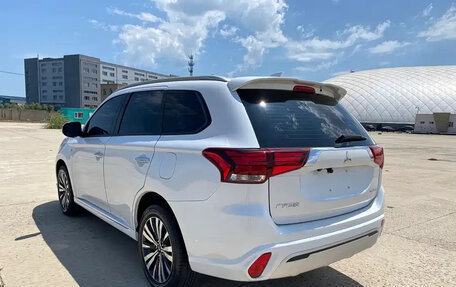 Mitsubishi Outlander III рестайлинг 3, 2022 год, 1 590 000 рублей, 6 фотография