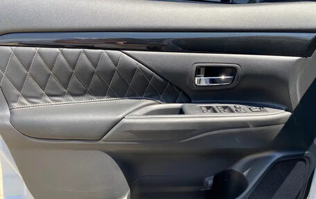 Mitsubishi Outlander III рестайлинг 3, 2022 год, 1 590 000 рублей, 13 фотография