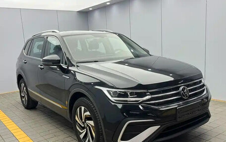 Volkswagen Tiguan II, 2022 год, 1 949 999 рублей, 3 фотография