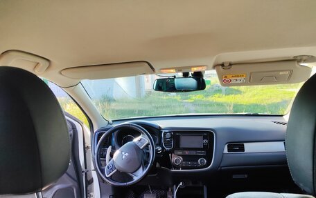 Mitsubishi Outlander III рестайлинг 3, 2014 год, 1 490 000 рублей, 12 фотография