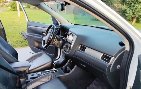 Mitsubishi Outlander III рестайлинг 3, 2014 год, 1 490 000 рублей, 14 фотография