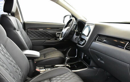 Mitsubishi Outlander III рестайлинг 3, 2022 год, 2 500 000 рублей, 13 фотография