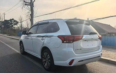 Mitsubishi Outlander III рестайлинг 3, 2022 год, 1 700 000 рублей, 4 фотография