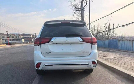 Mitsubishi Outlander III рестайлинг 3, 2022 год, 1 700 000 рублей, 5 фотография