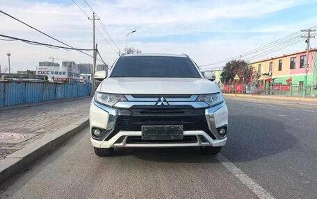 Mitsubishi Outlander III рестайлинг 3, 2022 год, 1 700 000 рублей, 2 фотография