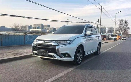 Mitsubishi Outlander III рестайлинг 3, 2022 год, 1 700 000 рублей, 3 фотография