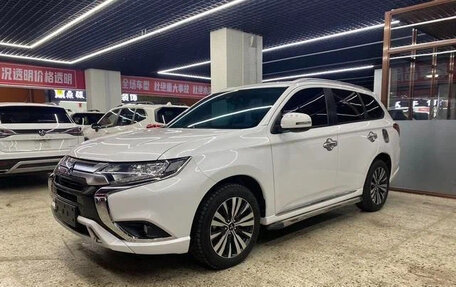 Mitsubishi Outlander III рестайлинг 3, 2022 год, 1 720 000 рублей, 3 фотография