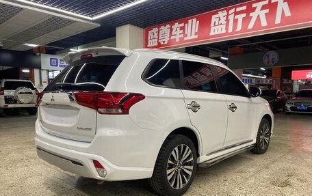Mitsubishi Outlander III рестайлинг 3, 2022 год, 1 720 000 рублей, 6 фотография