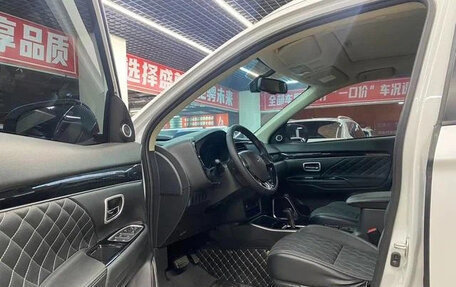 Mitsubishi Outlander III рестайлинг 3, 2022 год, 1 720 000 рублей, 8 фотография