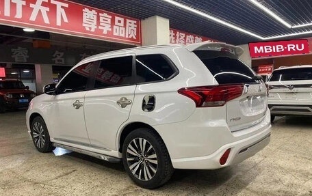 Mitsubishi Outlander III рестайлинг 3, 2022 год, 1 720 000 рублей, 4 фотография