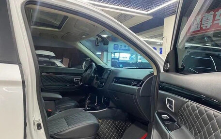 Mitsubishi Outlander III рестайлинг 3, 2022 год, 1 720 000 рублей, 13 фотография