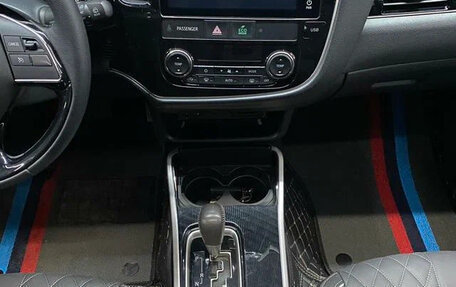Mitsubishi Outlander III рестайлинг 3, 2022 год, 1 720 000 рублей, 11 фотография