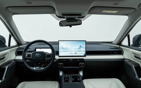 Toyota RAV4, 2025 год, 4 300 000 рублей, 17 фотография