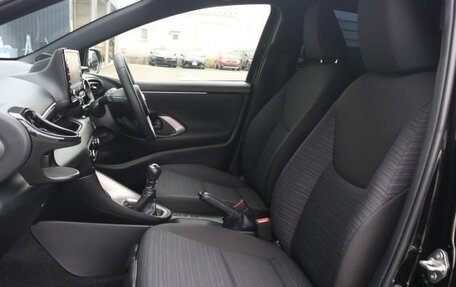 Toyota Yaris, 2022 год, 1 210 001 рублей, 16 фотография