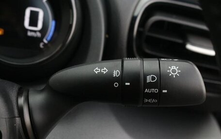 Toyota Yaris, 2022 год, 1 210 001 рублей, 21 фотография