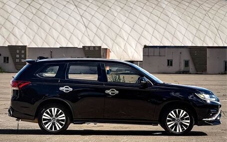 Mitsubishi Outlander III рестайлинг 3, 2022 год, 1 648 000 рублей, 4 фотография