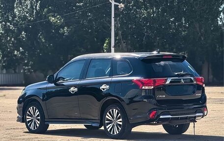 Mitsubishi Outlander III рестайлинг 3, 2022 год, 1 648 000 рублей, 8 фотография