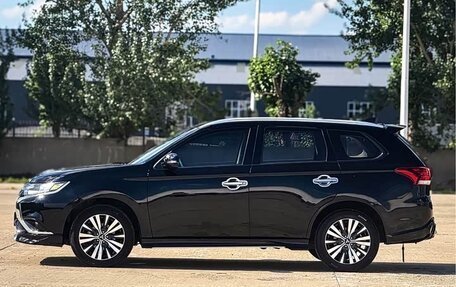 Mitsubishi Outlander III рестайлинг 3, 2022 год, 1 648 000 рублей, 9 фотография