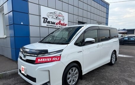 Toyota Voxy III, 2018 год, 1 927 000 рублей, 2 фотография