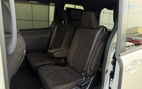 Toyota Voxy III, 2018 год, 1 927 000 рублей, 15 фотография
