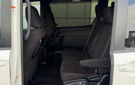 Toyota Voxy III, 2018 год, 1 927 000 рублей, 13 фотография